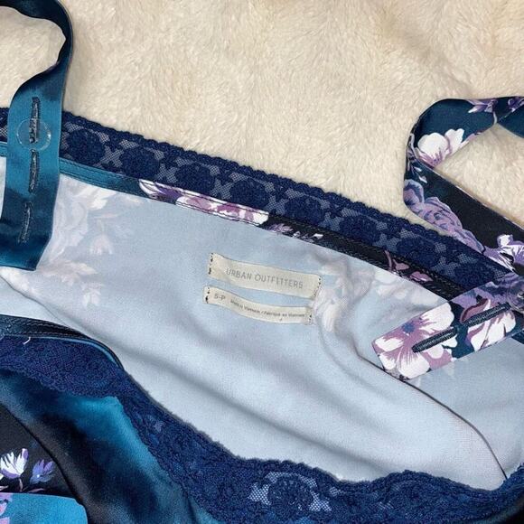 Urban Outfitters Lace Blue Floral Crop Tank Top | Sz S - Picture 3 of 5